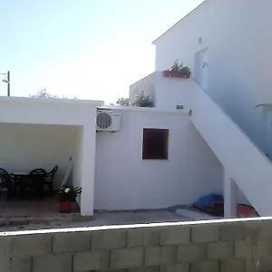 Apartament Emily, Nin